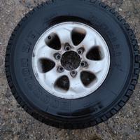 Pneumatici chiodati 235/75 R15 e cerchi lega