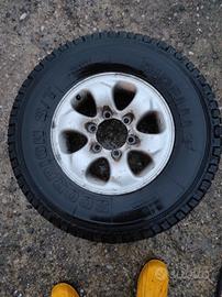 Pneumatici chiodati 235/75 R15 e cerchi lega