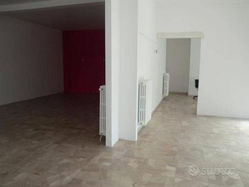 Immobile di 80 m² con 1 locale a Lucca