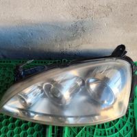 Fanale anteriore parte guidatore della Opel corsa