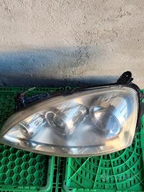 Fanale anteriore parte guidatore della Opel corsa
