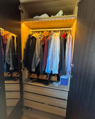 Armadio colore rovere e noce scuro