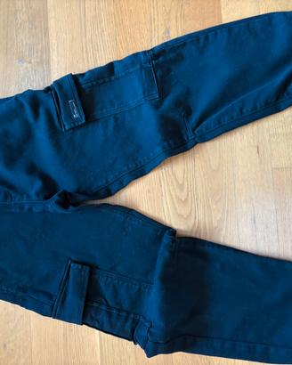 Pantalone cargo colore nero