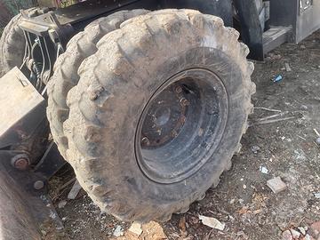 Pneumatici per escavatore gommato