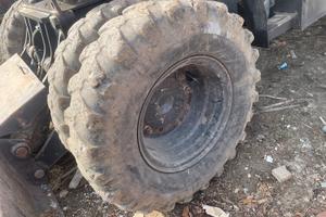 Pneumatici per escavatore gommato