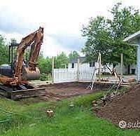 Sbancamento terre giardino con scavatore