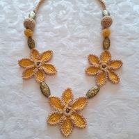 collana con fiori color ocra e corda 