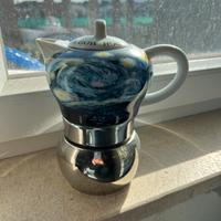 Caffettiera Van Gogh notte stellata in porcellana.