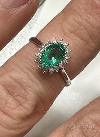 Anello modello Kate smeraldi e diamanti