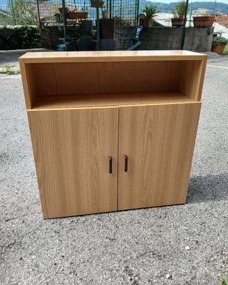 Mobiletto con ante e ripiani