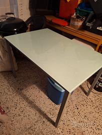 Tavolo con piano in vetro