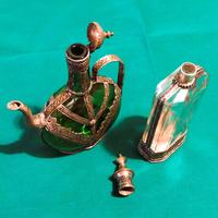 Due bottiglie vintage, artigianato del XX