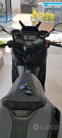 xmax 300 tech max immatricolato da pochi giorni 