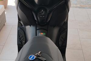 xmax 300 tech max immatricolato da pochi giorni 