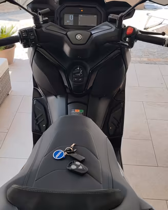 xmax 300 tech max immatricolato da pochi giorni 