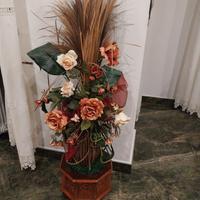 Composizione con vaso in legno