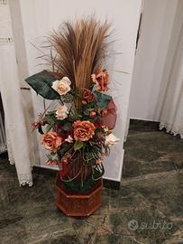 Composizione con vaso in legno