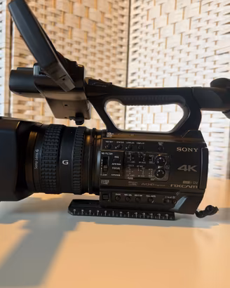 SONY HXR-NX200 VIDEOCAMERA completo di cavalletto 