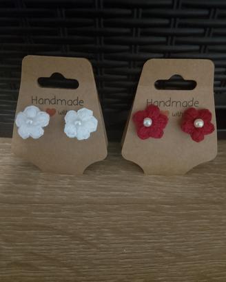 Orecchini a forma di fiori a crochet .