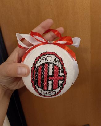 Pallina Natale Milan ricamata a mano