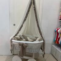Culla in vimini bianca con velo e ruote