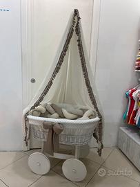 Culla in vimini bianca con velo e ruote