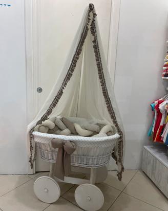 Culla in vimini bianca con velo e ruote