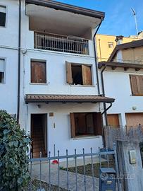 Cervignano casa accostata con giardinetto