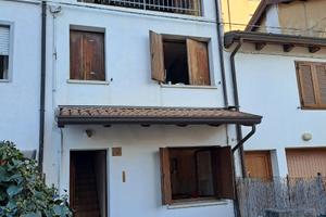 Cervignano casa accostata con giardinetto