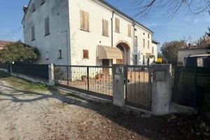 CASALE CON TERRENI IN VIA EX SCUOLE, GUALTIERI (RE