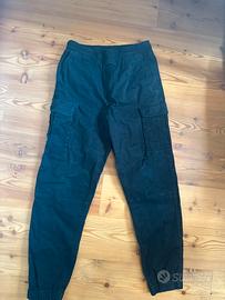 Pantaloni cargo neri con elastico e tasche utility