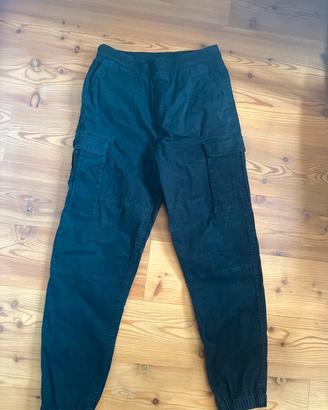 Pantaloni cargo neri con elastico e tasche utility