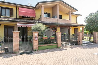 VILLA A SCHIERA CENTRALE A CURTATONE