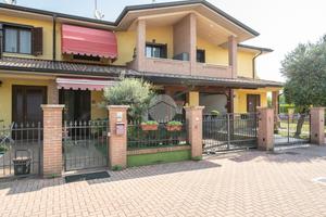 VILLA A SCHIERA CENTRALE A CURTATONE