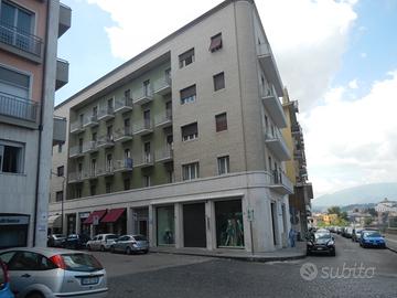 Ampia camera singola arredata