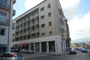 Ampia camera singola arredata