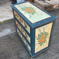 Cassettiera dipinta a mano