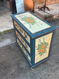 Cassettiera dipinta a mano