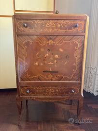 mobiletto intagliato con ribaltina