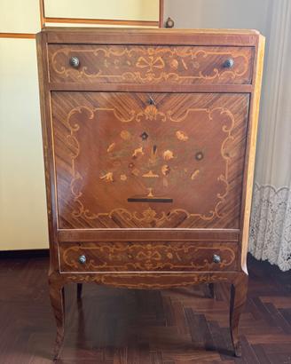 mobiletto intagliato con ribaltina