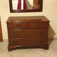 Cassettiera in ciliegio con specchio.