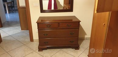 Cassettiera in ciliegio con specchio.