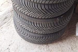 Treno di gomme multistagionali Hankook