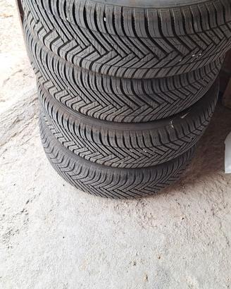 Treno di gomme multistagionali Hankook