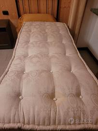 Vari materassi di lana e non in buone condizioni