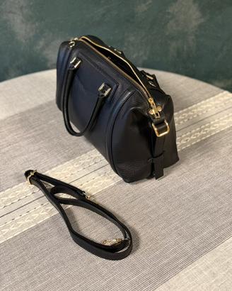 borsa in bauletto in pelle nera
