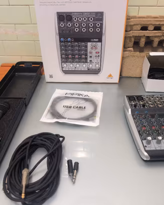 Mixer  e microfono Beringer