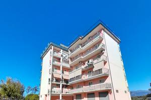 Appratamento con cantina,box, posti auto