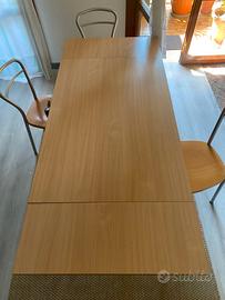 Tavolo da cucina con  quattro sedie