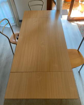 Tavolo da cucina con  quattro sedie